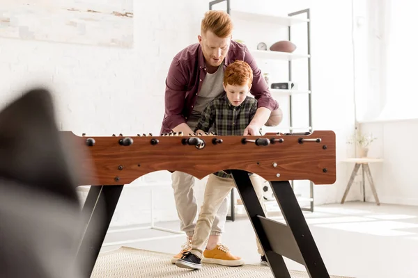 Vater und Sohn spielen zu Hause gemeinsam Tischkicker — Stockfoto