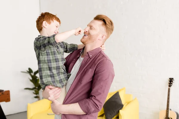 Feliz pai e filho se divertindo juntos em casa — Fotografia de Stock