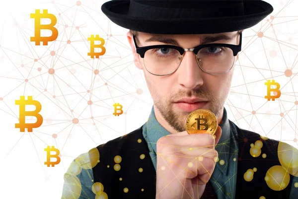 Retrato de homem em óculos e chapéu segurando bitcoin dourado no branco — Fotografia de Stock