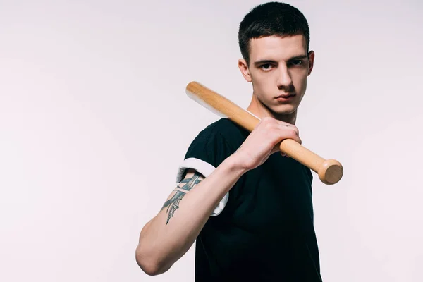 Bello giovane uomo con mazza da baseball isolato su bianco — Foto stock