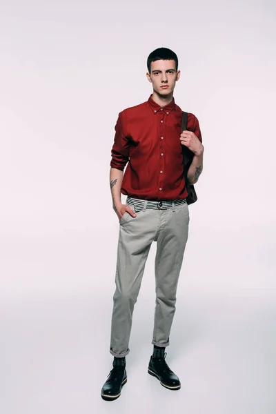 Hipster joven en camisa roja sobre fondo blanco - foto de stock
