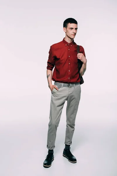 Jeune homme souriant en chemise rouge sur fond blanc — Photo de stock