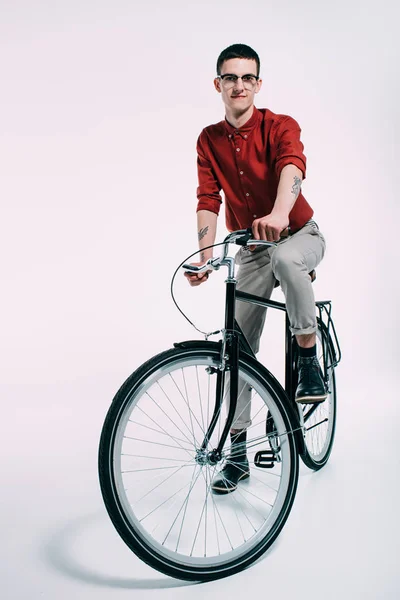 Bonito cara andar de bicicleta no fundo branco — Fotografia de Stock