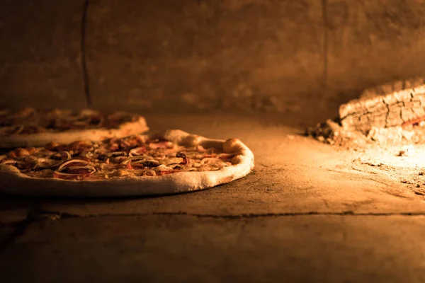 Vista de perto da piza italiana assar no forno de tijolo no restaurante — Fotografia de Stock