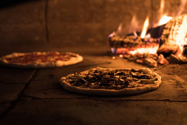 Vista de perto da piza italiana assar no forno de tijolo no restaurante — Fotografia de Stock