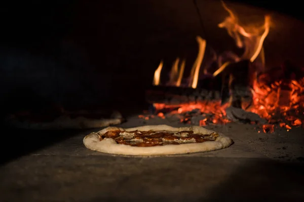 Крупним планом італійська випічка піци в цегляній печі в ресторані — стокове фото
