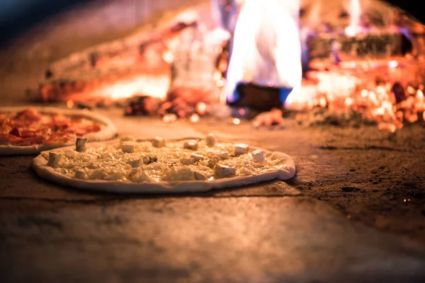 Hornear pizza en el horno - foto de stock