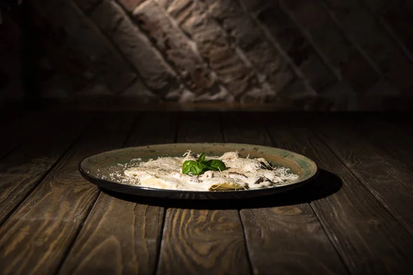 Закрыть вид на блюдо на тарелке на деревянной поверхности — стоковое фото