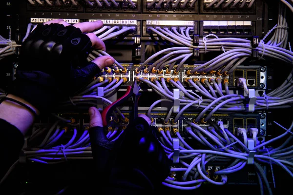Обрезанный снимок рук хакеров в перчатках и различных кабелях — стоковое фото