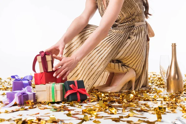 Imagen recortada de la mujer tomando cajas de regalo en la fiesta de cumpleaños - foto de stock