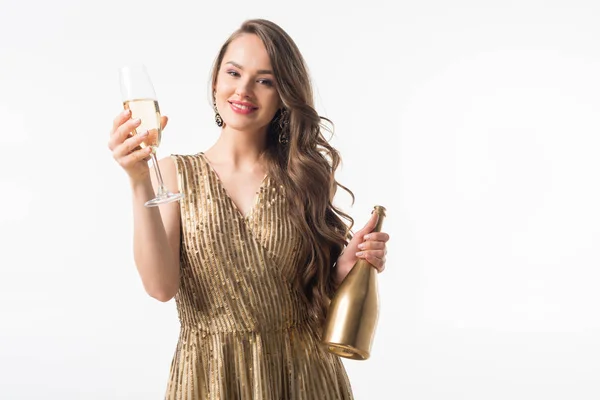 Belle femme debout avec bouteille et verre de champagne isolé sur blanc — Photo de stock