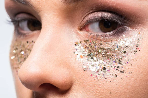 Mulher atraente com brilho sob os olhos olhando para a câmera — Fotografia de Stock