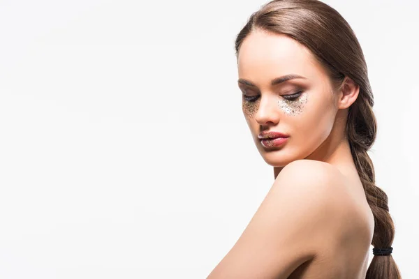 Retrato de mujer atractiva con brillo en la cara y ojos cerrados aislados en blanco - foto de stock