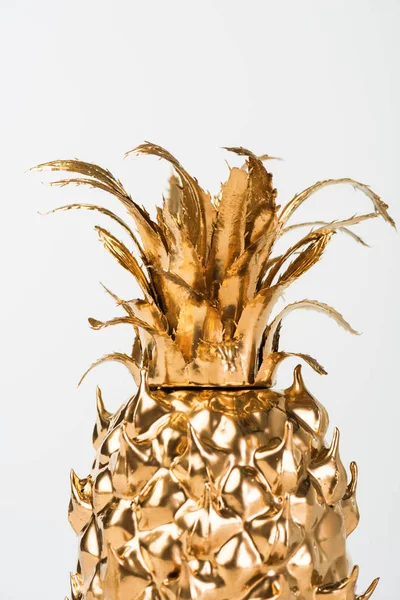 Un ananas doré mûr isolé sur blanc — Photo de stock