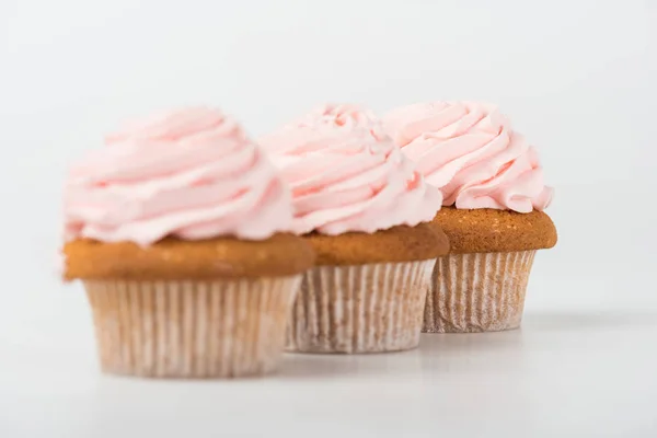 Cupcakes rosa cozidos saborosos no branco — Fotografia de Stock