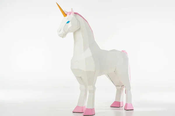 Juguete unicornio con cuerno de oro en blanco - foto de stock