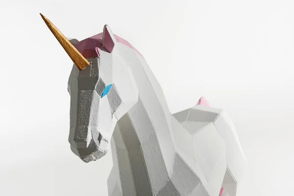 Juguete unicornio con cuerno dorado aislado en blanco - foto de stock