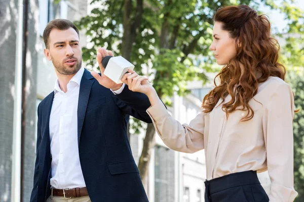 Uomo d'affari arrabbiato che rifiuta l'intervista, giornalista donna con microfono in mano — Foto stock