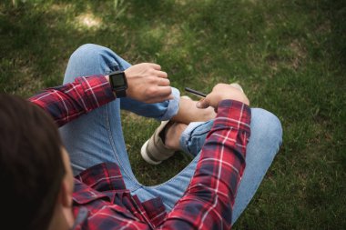 Adam rahat kıyafetler biri bekliyor  