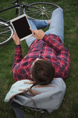 adam dijital tablet ile rahatlatıcı 