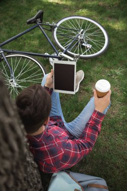 adam dijital tablet ile rahatlatıcı 