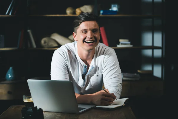 Jongeman werkt aan laptop — Stockfoto