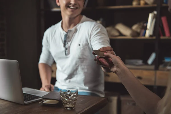 Hombre pagando con tarjeta de crédito — Foto de Stock