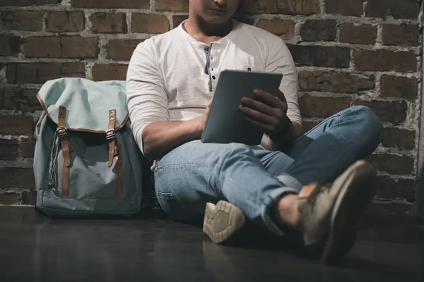 Hombre usando tableta digital — Foto de Stock