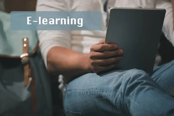 E-learning em tablet digital — Fotografia de Stock