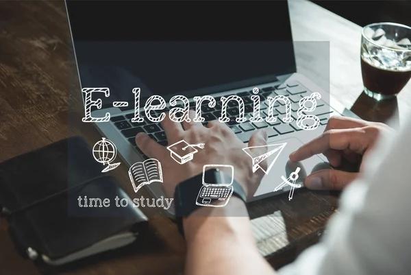 Man e-learning on laptop — Stock Photo, Image