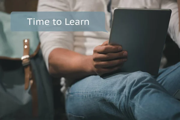 Man leren op digitale tablet — Stockfoto