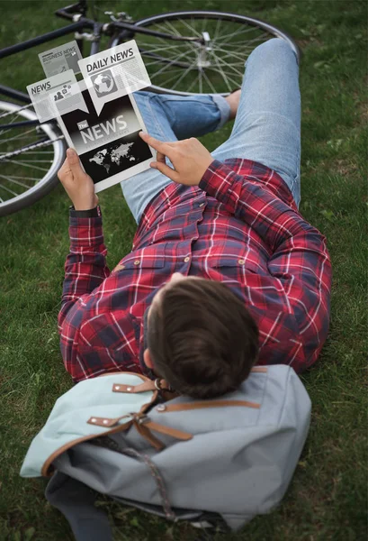 디지털 태블릿에 남자 읽기 뉴스 — 스톡 사진