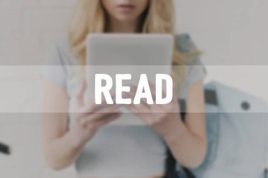tablet, yazıt okumak kullanan genç öğrenci kız kadeh kırpılmış