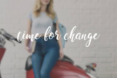 Genç öğrenci kız vintage scooter ile zaman değişiklik yazıt için kırpılmış kadeh