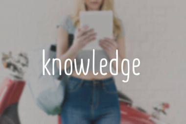 Genç öğrenci kız vintage scooter, bilgi yazıt önünde tablet kullanarak kırpılmış atış