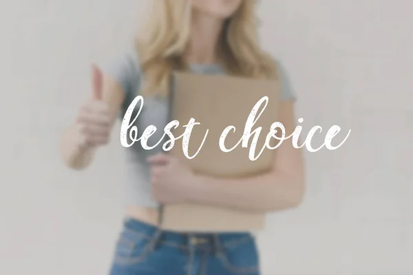 Genç öğrenci kız yukarı, en iyi seçim yazıt gösterilen defter ile kırpılmış atış