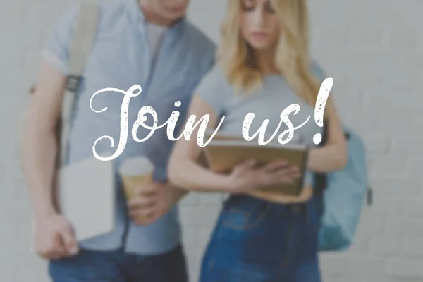 Genç öğrencilerle birlikte çalışan kadeh kırpılmış, bize katılın yazıt