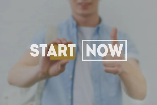 genç adam altın kartı tutan ve başparmak ile başlar şimdi yazıt ön plan üzerinde gösterilen kırpılmış atış