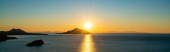 panoramisches Konzept des Sonnenuntergangs in der Nähe der malerischen Ägäis in Griechenland