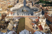 Piazza San Pietro történelmi épületekkel Vatikánban 