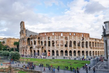ROME, ITALY - 10 NİSAN 2020: Roma 'daki antik kolezyumun yakınındaki insanlar