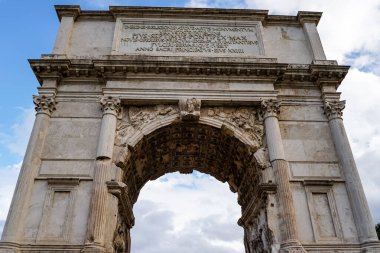 ROME, ITALY - 10 NİSAN 2020: Roma 'daki antik Titus kemerinin düşük açılı görüntüsü