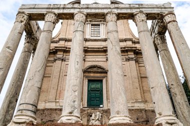 Roma 'da sütunları olan tarihi binanın düşük açılı görünümü