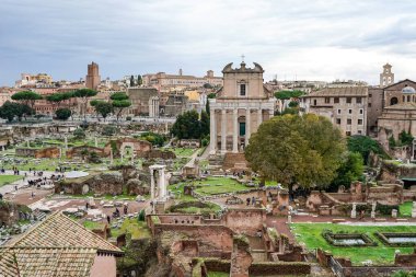 Roma forumunun tarihi kalıntıları Roma 'da bulutlu mavi gökyüzüne karşı