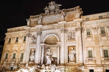 Trevi Çeşmesi Roma 'da antik heykellerle 