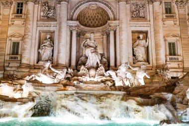 Trevi Çeşmesi Roma 'da suyun yakınındaki antik heykellerle 
