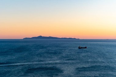 Yunanistan 'da günbatımı ve huzur dolu Ege Denizi