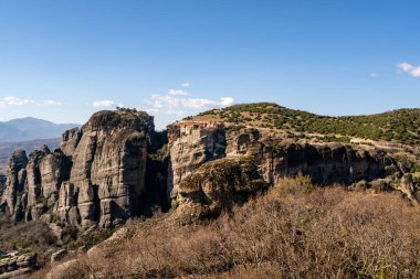 Ortodoks manastırı Yunan 'da mavi gökyüzüne karşı kaya oluşumları üzerine