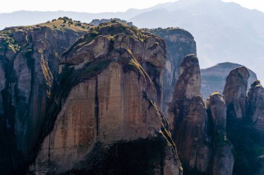 Dağlarda gökyüzüne karşı sakin kaya oluşumları 