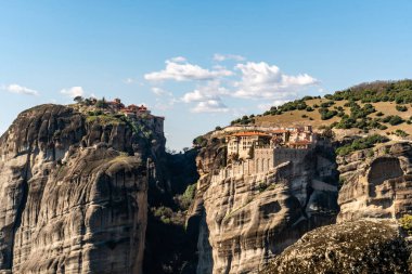 Meteorun dağları yakınında kaya oluşumları üzerine ortodoks manastırları 